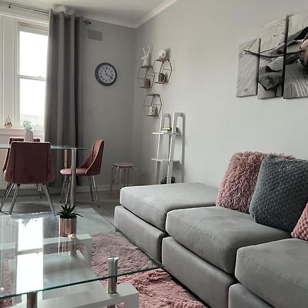 Captivating 2-Bed Apartment In Κιρκάλντυ Εξωτερικό φωτογραφία